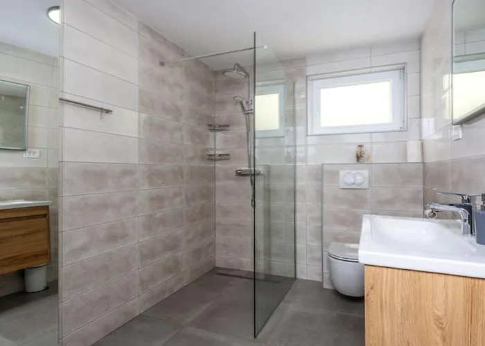 Villa Adam By Guide *